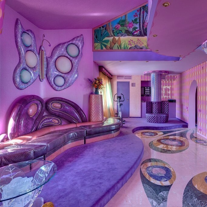 Волосатая лестница, розовая комната и другие необычные интерьеры