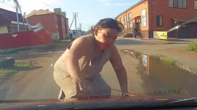 В Бузулуке неадекватная женщина бросилась на автомобиль