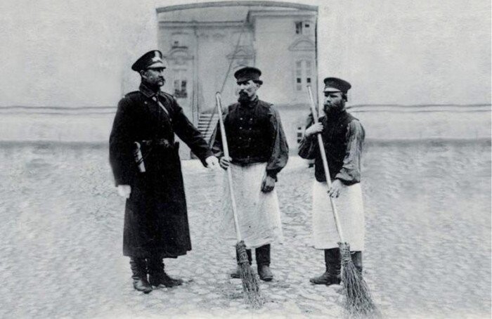 Городовой и дворники, 1902. Дворники тоже могли метлой погонять хулиганов