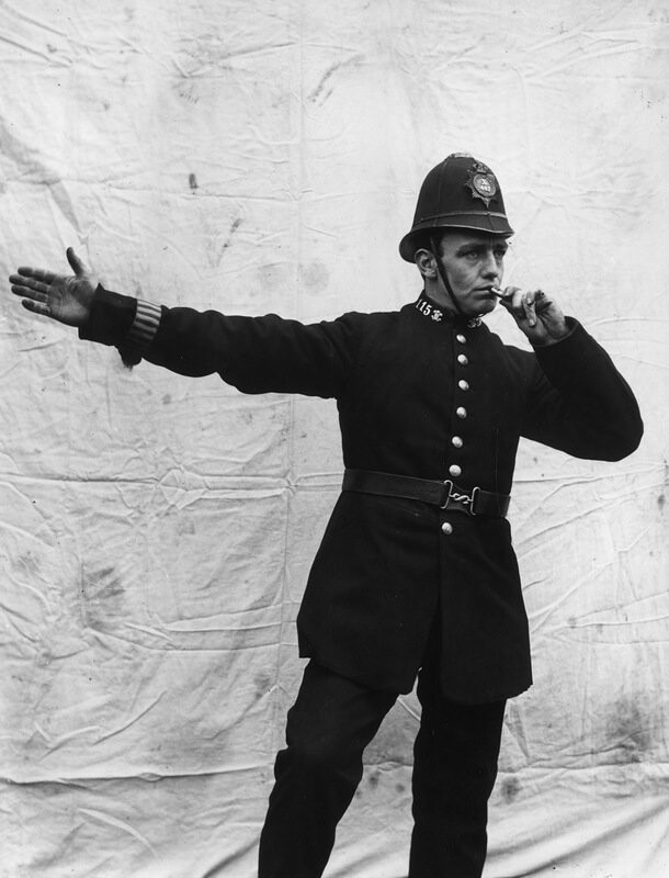 Полицейский со свистком. Лондон. Январь 1909 года.