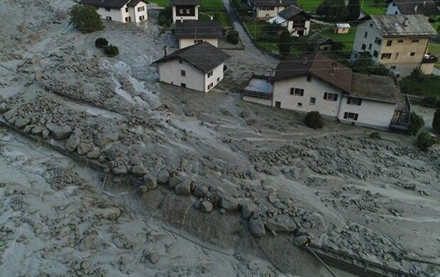 Эпичное видео: в Швейцарии селевой поток накрыл город