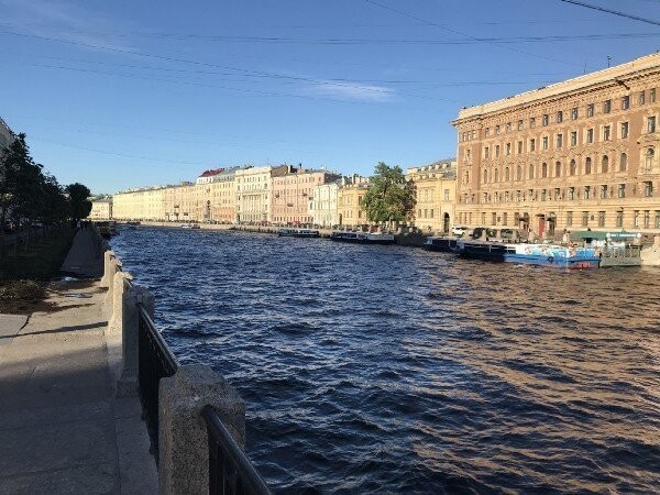 "Заказал негрони и постарался сойти за местного". Один день американца в Питере