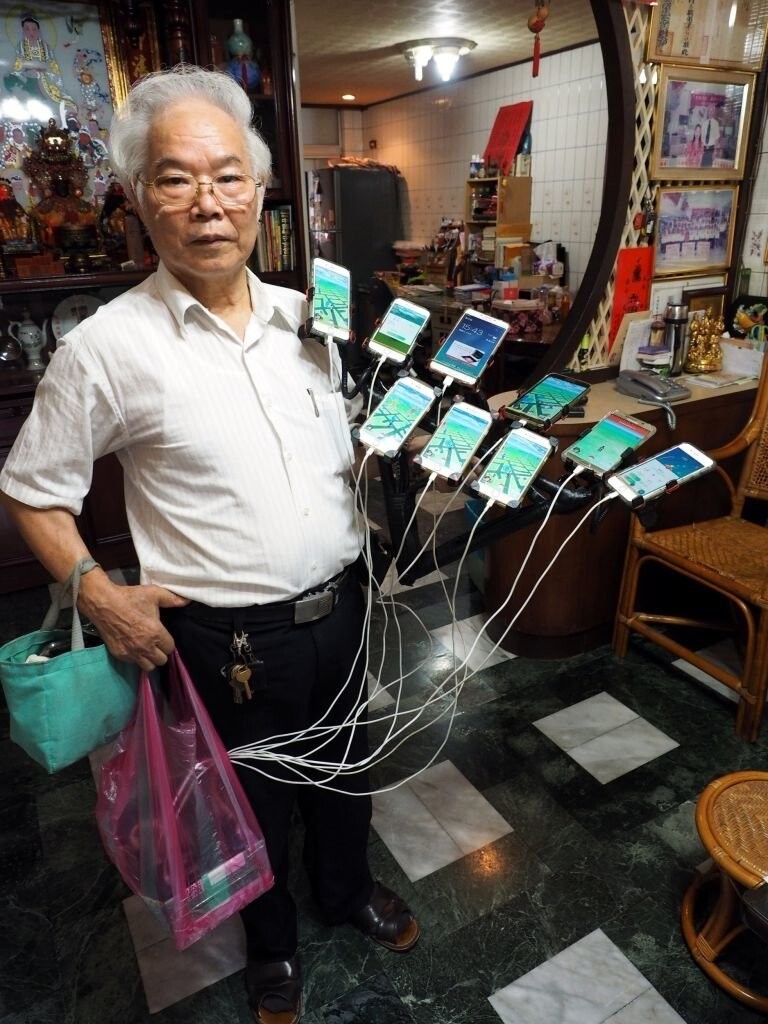 70-летний житель Тайваня установил на велосипед 11 смартфонов для игры в Pokemon Go