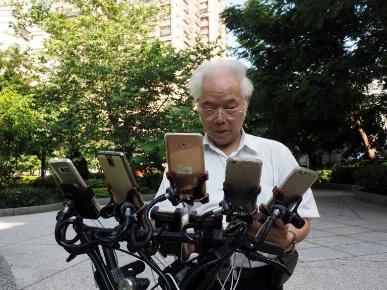 Чэнь Сан-юань тратит приблизительно 1500 долларов в месяц на покупки в магазине Pokemon Go и оборудование, необходимое для смартфонов