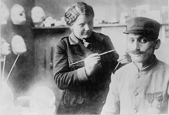 В конце 1917 года Лэдд, которая в то время жила и работала в Париже, вдохновилась деятельностью британского скульптора Фрэнсиса Дервента Вуда