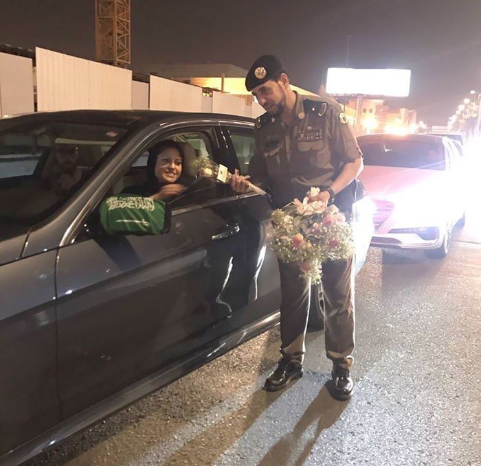 5. Саудовские полицейские вручают розы женщинам-водителям, сегодня первый день, когда они могут находиться за рулем