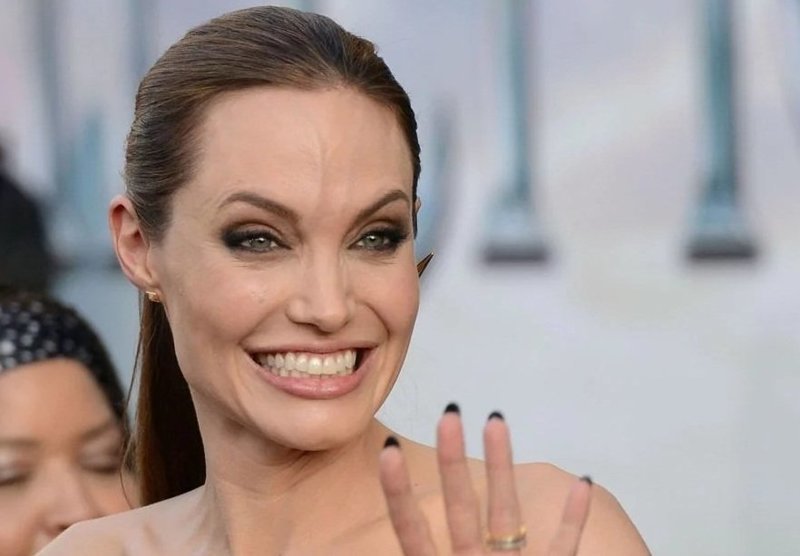 Анджелина Джоли угодила в психушку после очередного нервного срыва