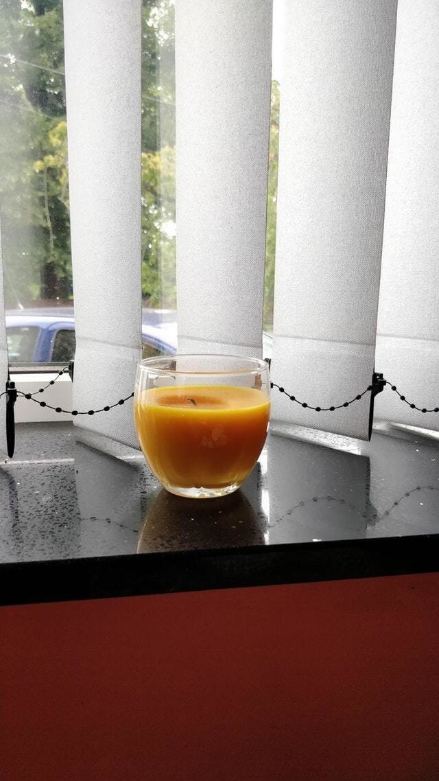 2. Апельсиновый сок, который на деле оказывается свечкой