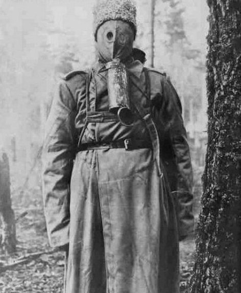 11. Советский солдат в газовой маске 