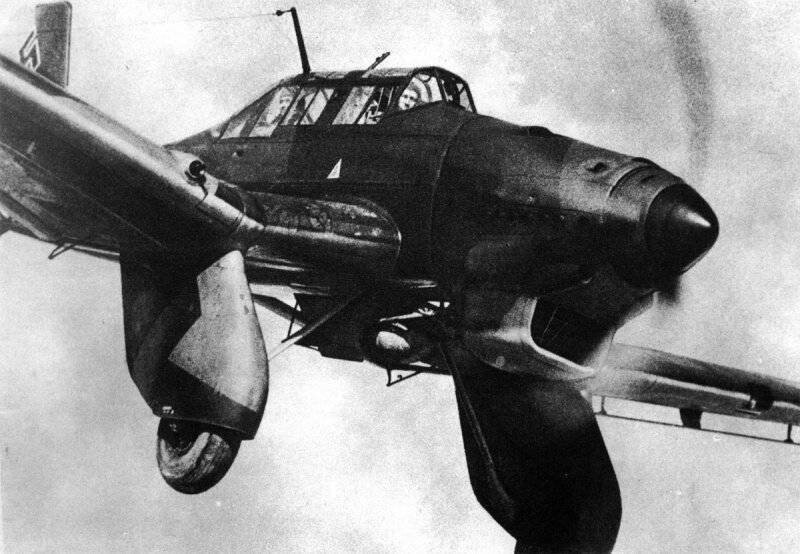 Редкий кадр! Гибель пикирующего бомбардировщика Ju-87