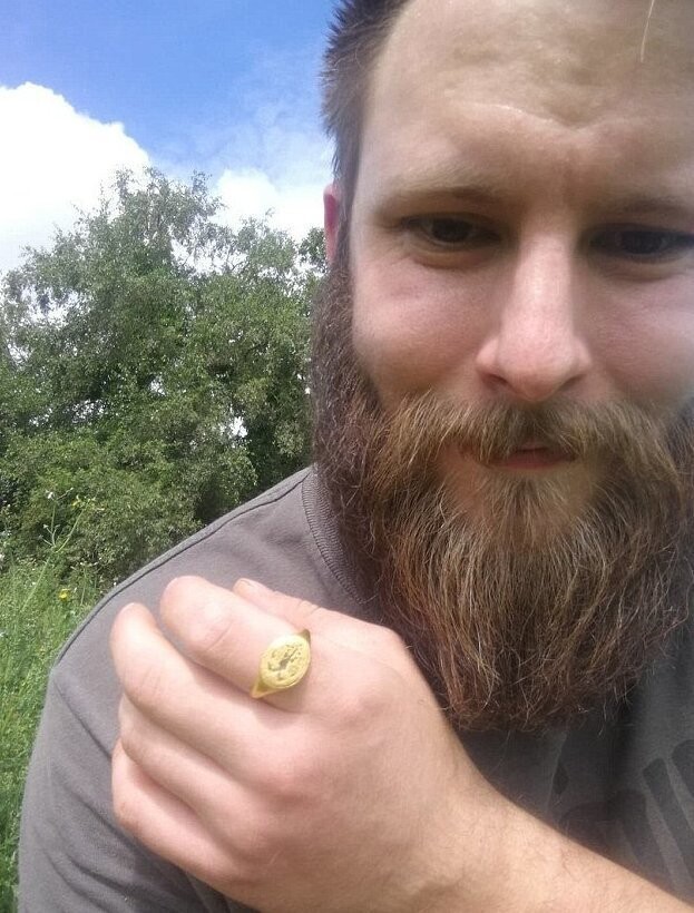 Любитель-кладоискатель откопал кольцо за $15 000
