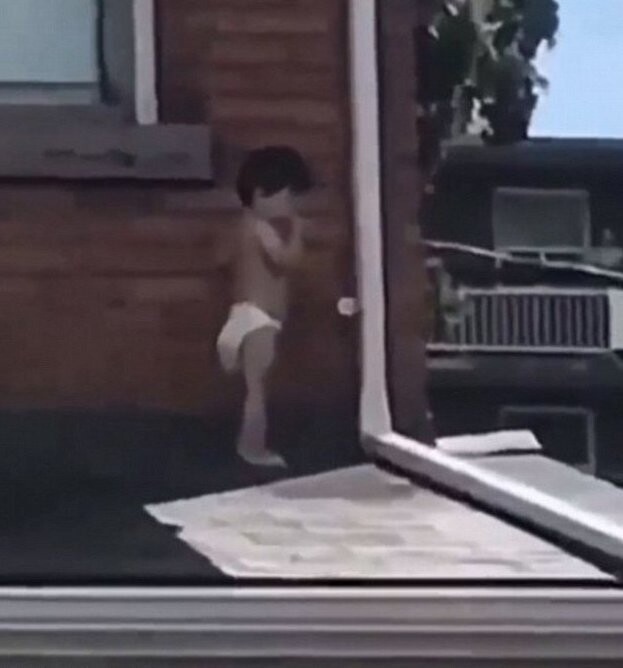 Прохожий пришел на помощь малышу, застрявшему на крыше