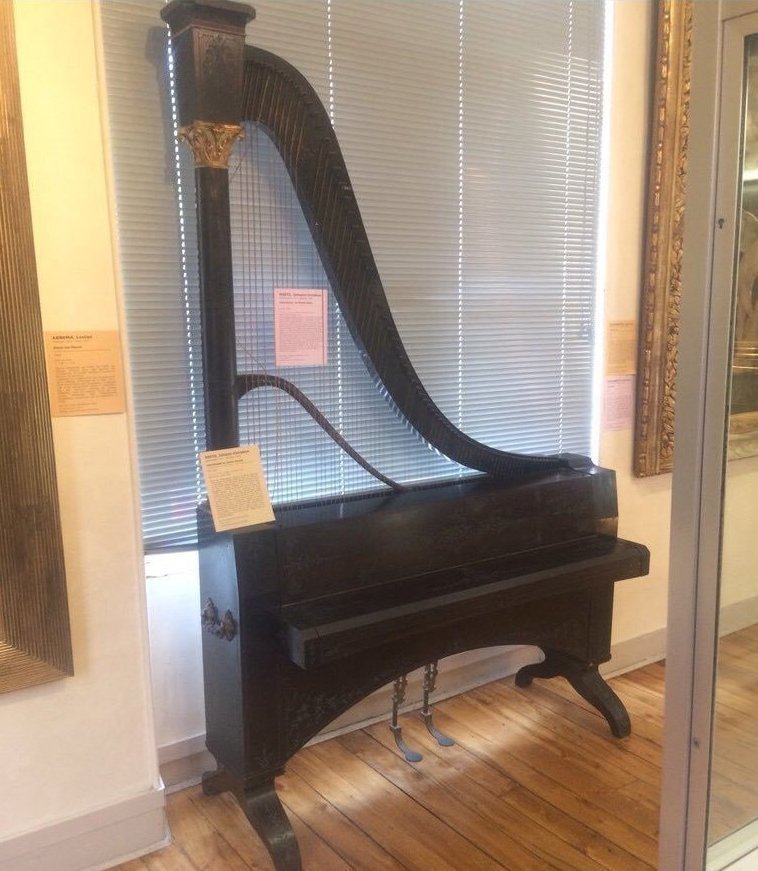 Клавиарф, редчайший инструмент, изобретенный в 1813 году. Почти рояль, но в перевернутом виде