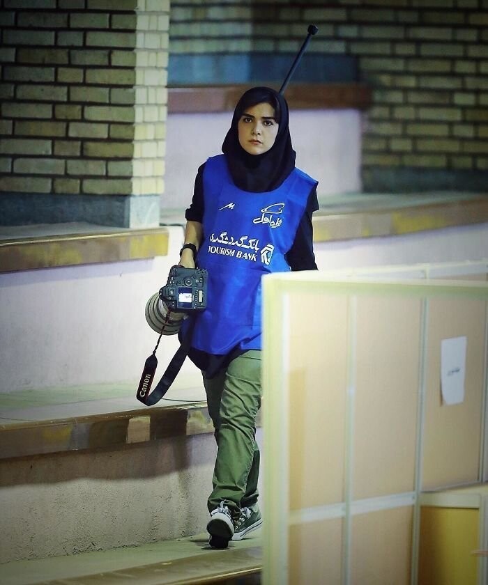 Первая в истории: иранская журналистка гениально обошла запрет на посещение стадиона