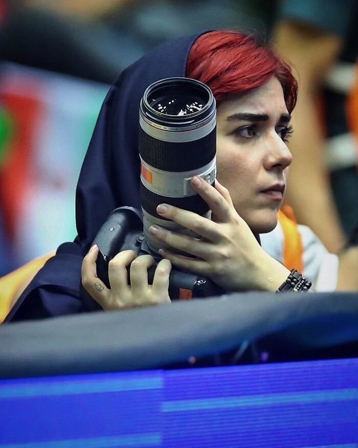 Журналистка Париса Пуртахэриан получила задание снять этот спортивный поединок. В Иране женщинам запрещено посещать стадионы, где играют мужчины, но Пуртахэриан оригинально обошла запрет. 