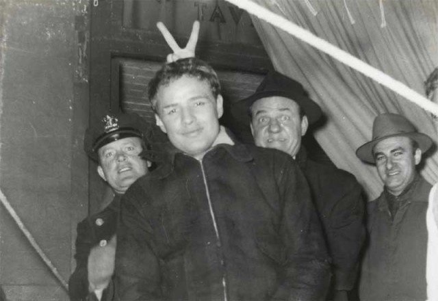 Марлон Брандо и Карл Малден во время съемок фильма «На набережной», 1954 