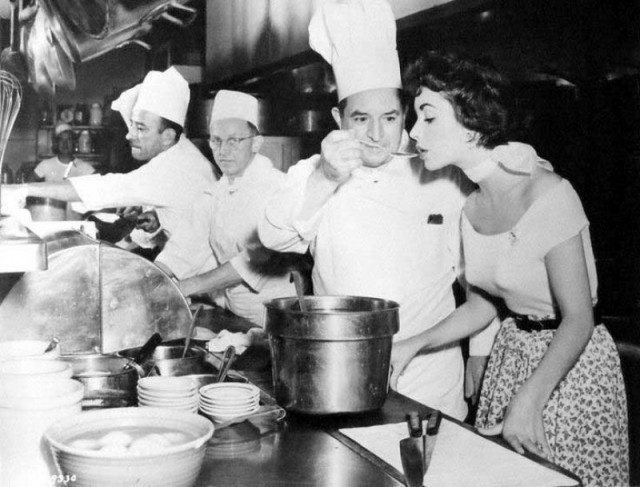 Элизабет Тейлор, снимает пробу на кухне студии MGM
