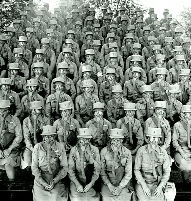4.  Американские женщины-военнослужащие в противогазах. Форт Де Мойн, Айова, июнь 1942.