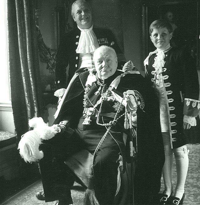 42. Уинстон Черчилль с сыном Рэндольфом и внуком Уинстоном в 50-е годы.