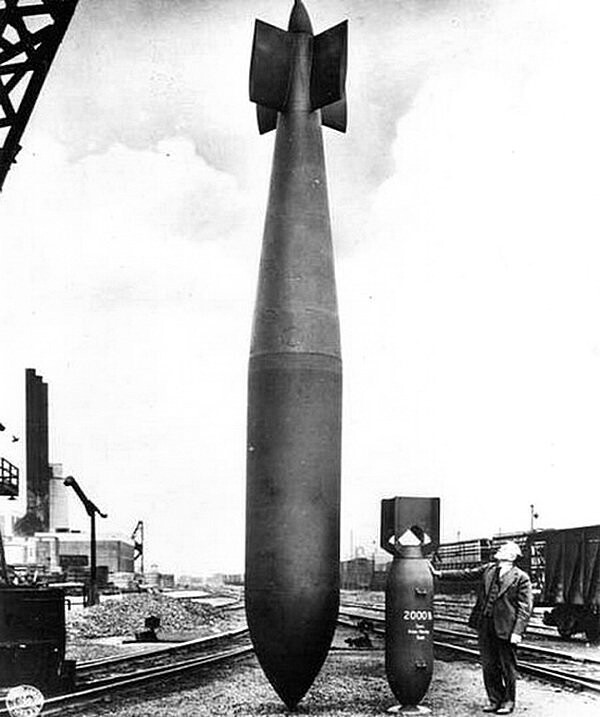 53. Фотография бомбы Гранд Слэм - сейсмическо1 бомбы, применявшаяся Королевскими ВВС против важных стратегических объектов в годы Второй мировой войны. Бомба Grand Slam была разработана британским инженером Барнсом Уоллесом