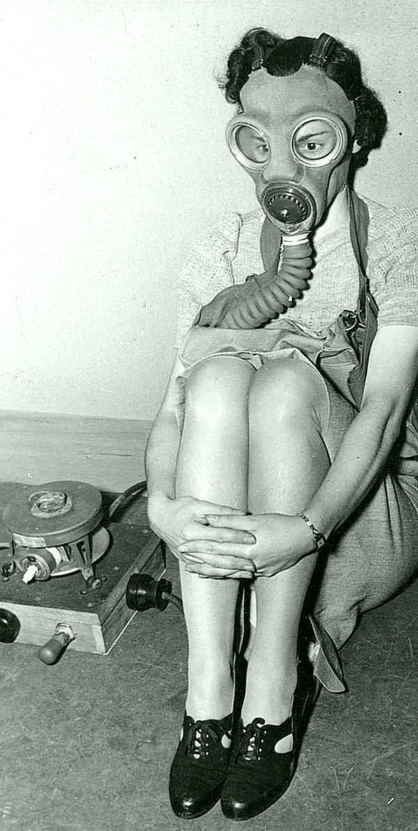 1. Психоз Второй мировой войны. Англичанка в противогазе  у себя в спальне, 1941 год