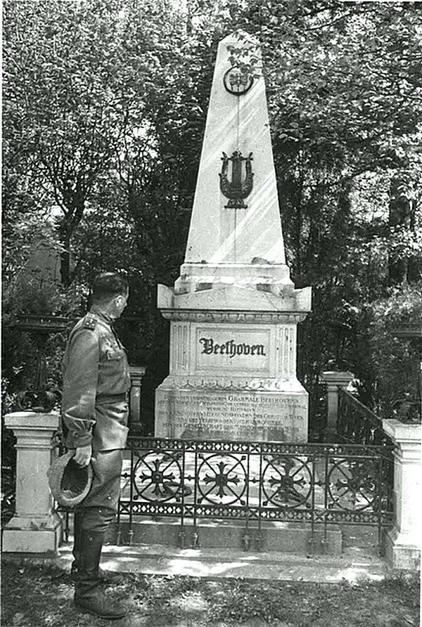 62. Советский офицер у могилы Бетховена 1945.