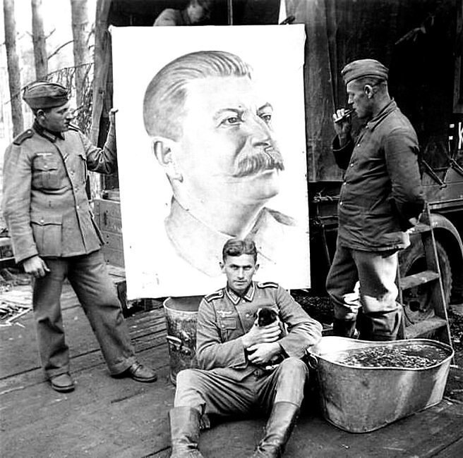 63. Гитлеровцы рассматривают портрет И.В. Сталина