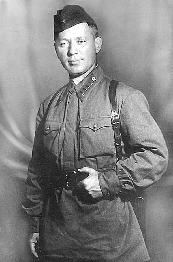 66. Михаил Шолохов перед поездкой на фронт 1941 год.