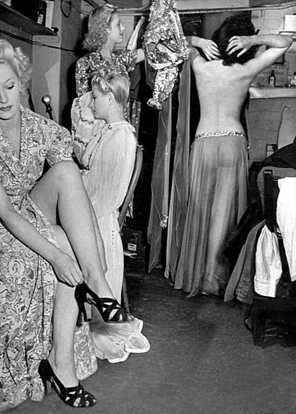 69. Актрисы в гримерной театра варьете на Грейт Виндмилл Стрит в Лондоне, 1940.
