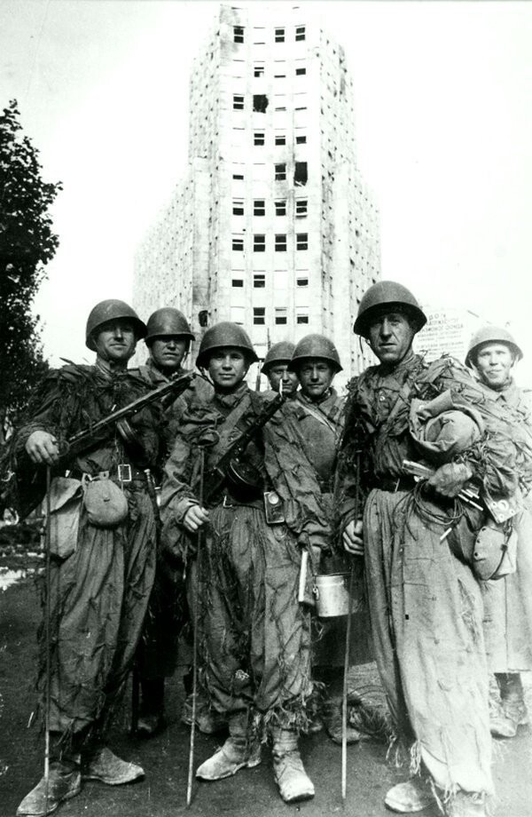 71. Группа бойцов-саперов Красной Армии в Белграде сразу по окончании боев за город.