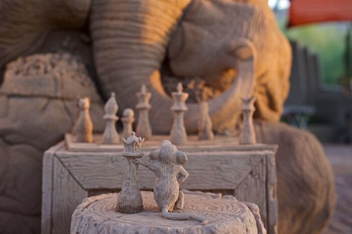 Слон и мышь из песка