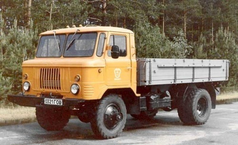Гражданская версия ГАЗ-66-21 с деревянной бортовой платформой и двухскатными задними колёсами