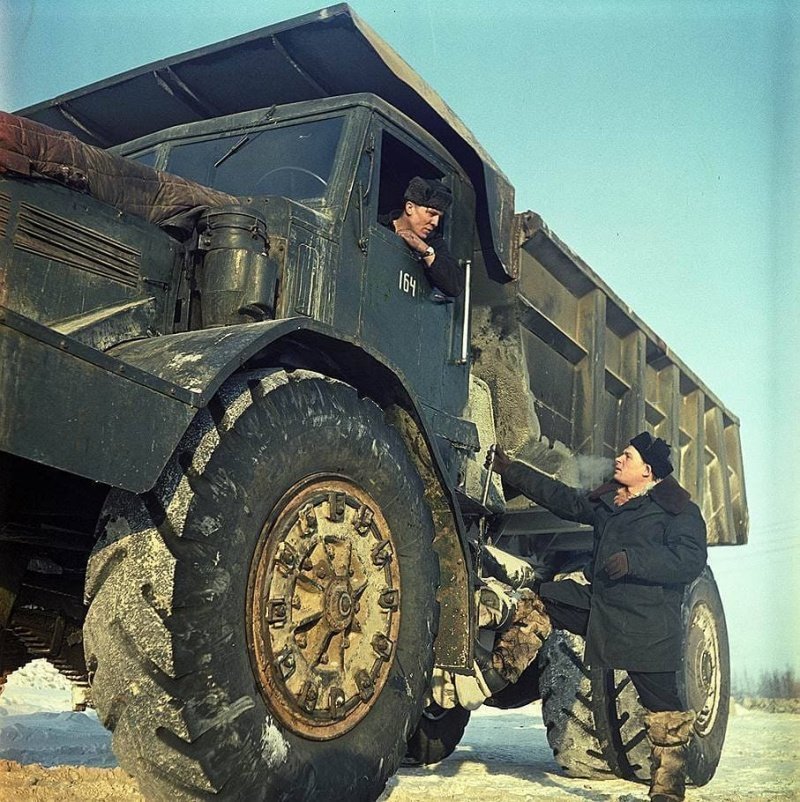 Карьерный самосвал МАЗ-525 во время работы на кимберлитовой трубке Мира