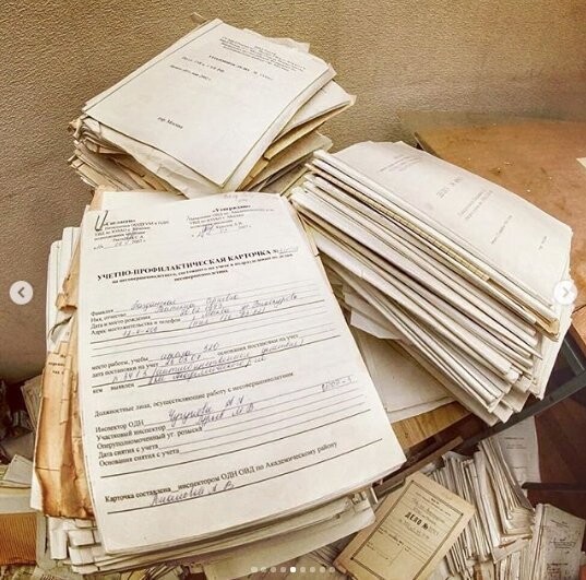 В некоторых комнатах стояли кипы документов. Некоторые из них были со времён "милиции" 1980-х