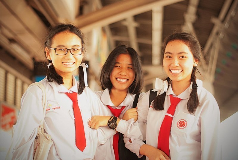 Таиландским школьникам запретили проявления нежности