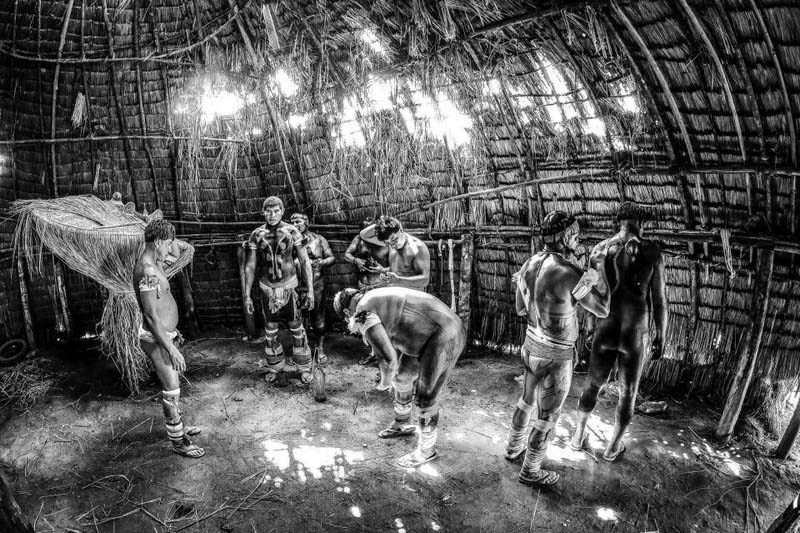Индейцы племени Kalapalo в рамках ритуала готовятся к сражению со своими соперниками из племени Huka-Huka