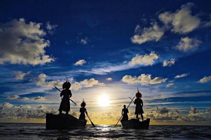 Индейцы племени Pataxó встречают восход солнца, Порту-Сегуру, штат Баия