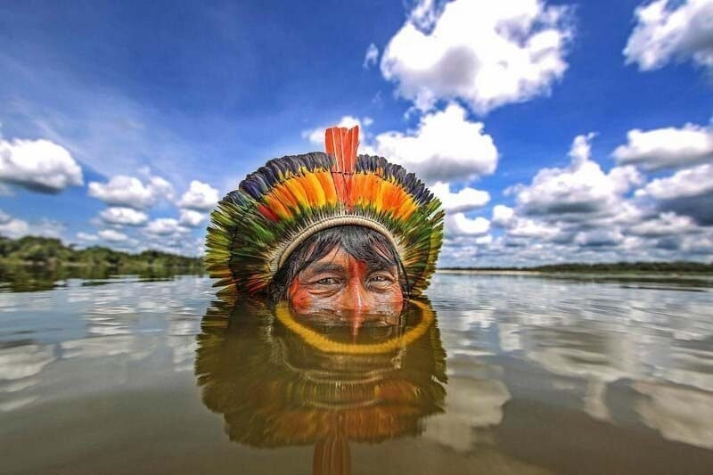 Мужчина из племени Bejà Kayapó, купающийся в реке Шингу, штат Мату-Гросу