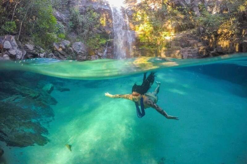 Женщина из клана Akuku Kamauyrá нырнула в воды водопада Санта-Барбара, расположенного в национальном парке Шапада-дус-Веадейрус, Бразилия