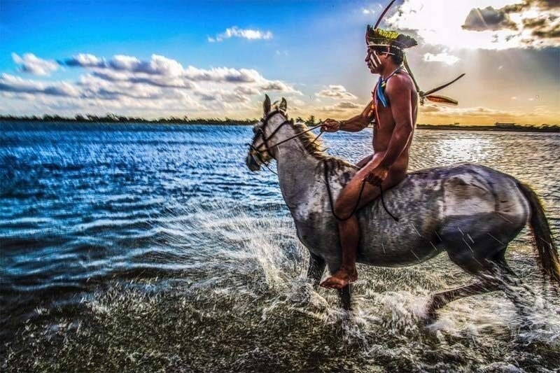 Фотографу Рикардо Штукерту удалось сделать великолепный кадр индейца из племени Tanawy Xucuru Cariri, едущего на лошади по реке Сан-Франсиску