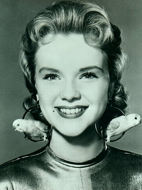 Энн Фрэнсис  и два  попугая — американская актриса и модель, обладательница премии «Золотой глобус» в номинации лучшая телевизионная актриса (1966).