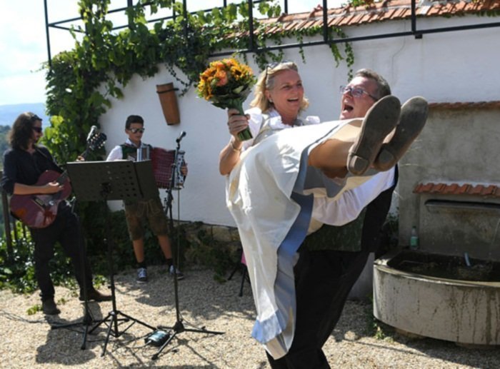 Кубанский казачий хор, самовар и танцы: Владимир Путин побывал на свадьбе главы МИД Австрии