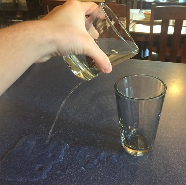 Почему, когда переливаешь жидкость из одного стакана в другой, всегда случается это?