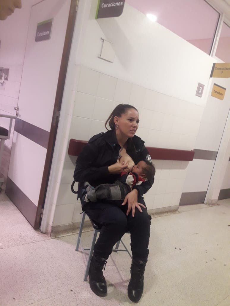 Офицеру полиции пришлось кормить грудью брошенного врачами "вонючего" ребенка