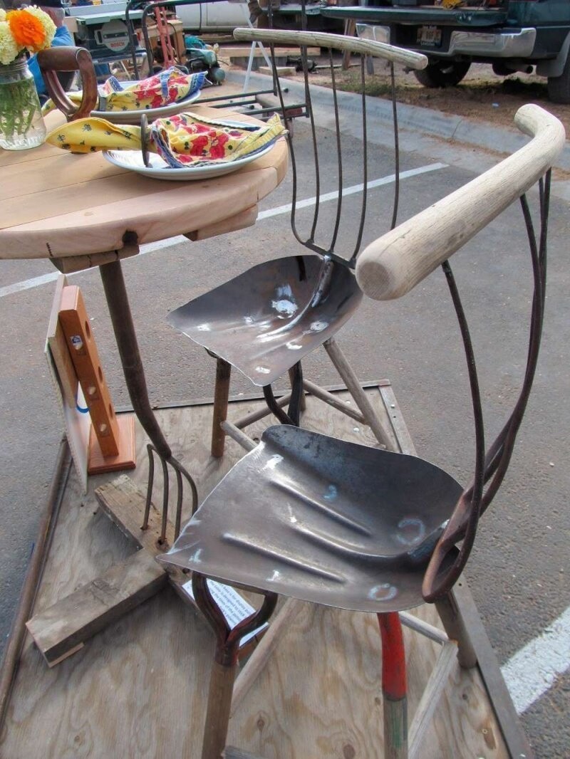 Есть блины с лопаты можно только сидя на таких стульях. Для полноты образа