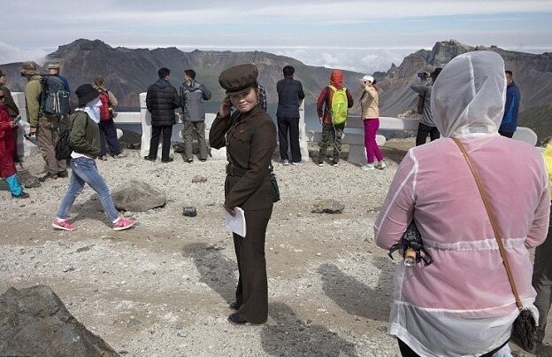 Северокорейский гид в окружении китайских туристов 