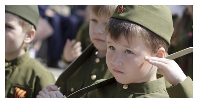 Педагогов и школьников могут переодеть в военную форму