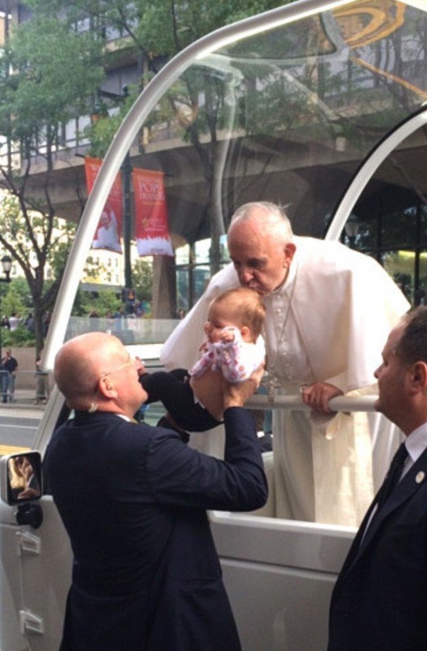 В сентябре 2015 года Папа Римский Франциск поцеловал малышку Джианну Масциантонио на Маркет-стрит в Филадельфии