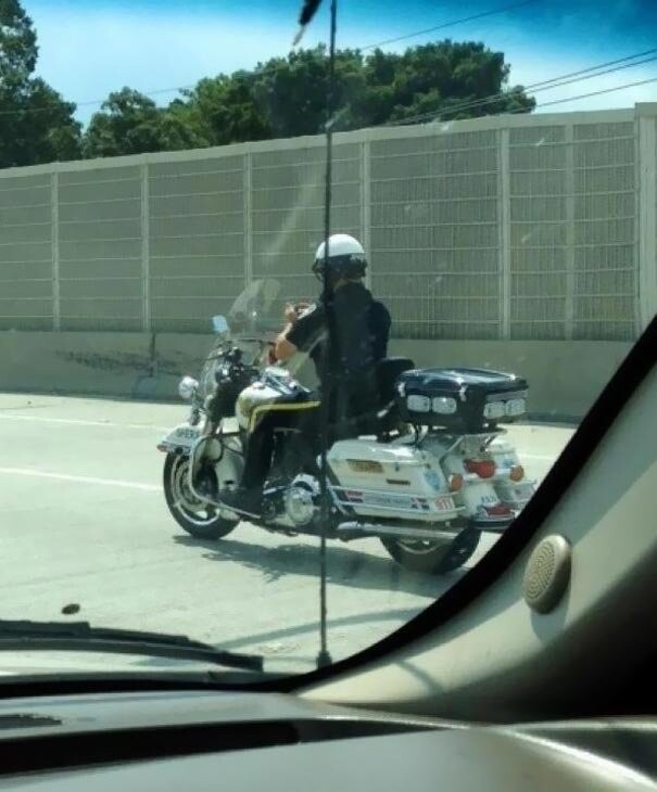 "Мой друг сфотографировал это вчера. Да, это полицейский, который пишет смс во время вождения мотоцикла"