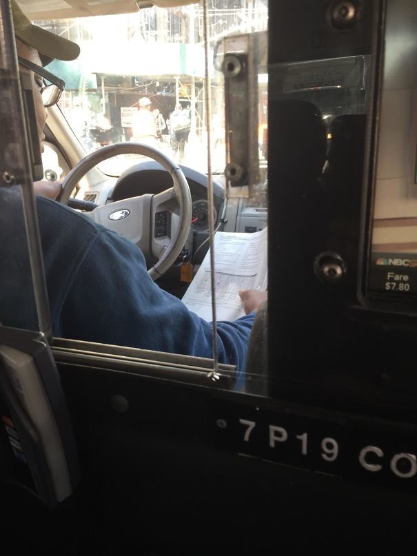 7. Таксист читает статью под названием "Учимся водить"